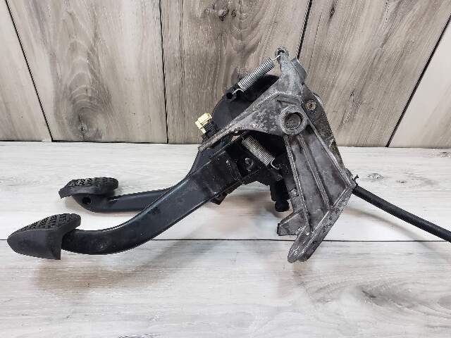 BMW 12-15 F30 328i MANUAL TRANSMISSION Pedal Assembly Pre LCI