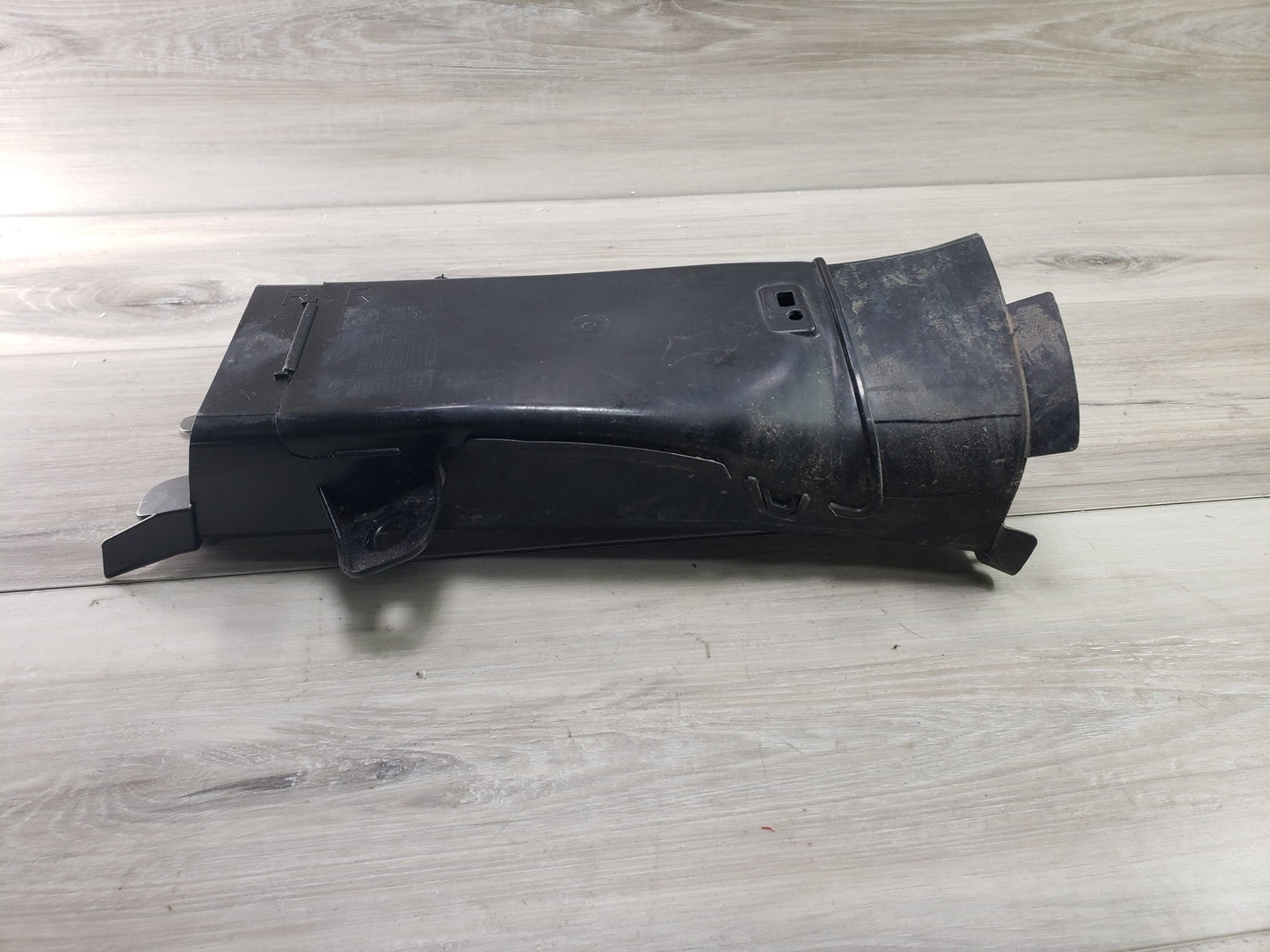 09-18 OEM BMW F06 F12 F13 650i Front Right Passeneger Side Air Brake Duct Guide