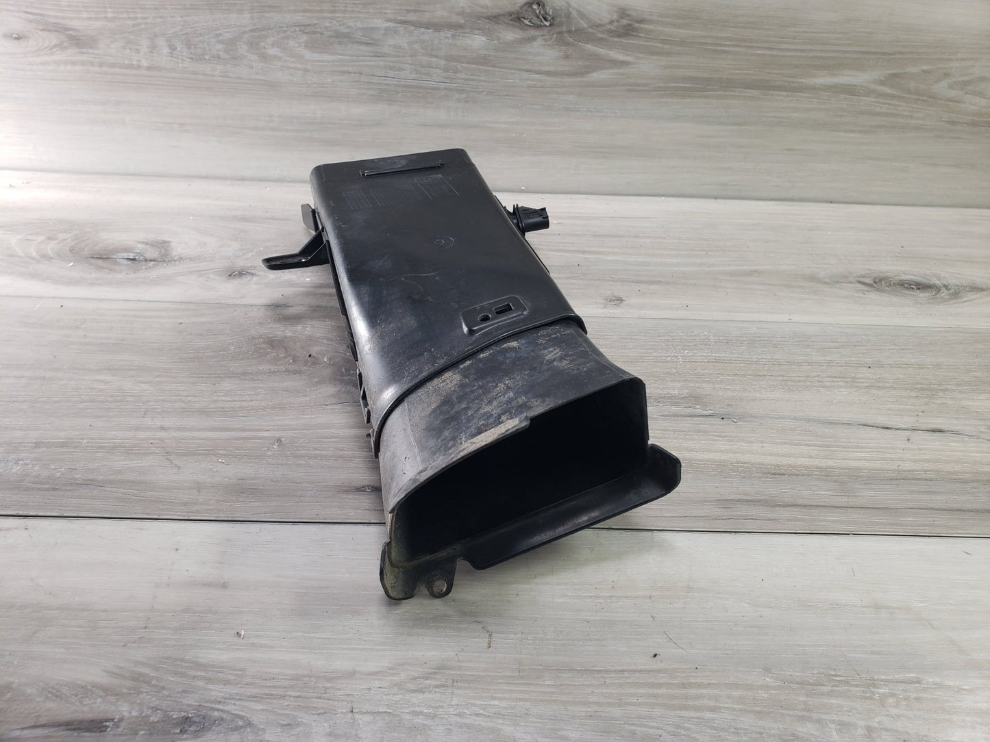 09-18 OEM BMW F06 F12 F13 650i Front Right Passeneger Side Air Brake Duct Guide