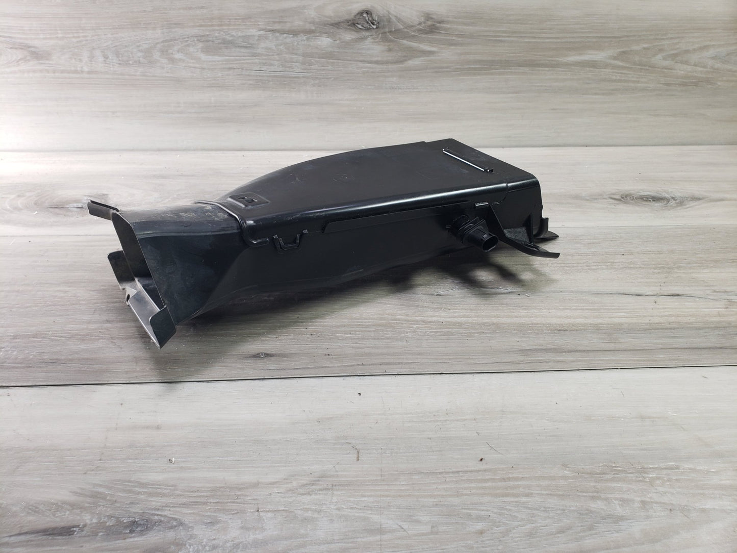 09-18 OEM BMW F06 F12 F13 650i Front Right Passeneger Side Air Brake Duct Guide