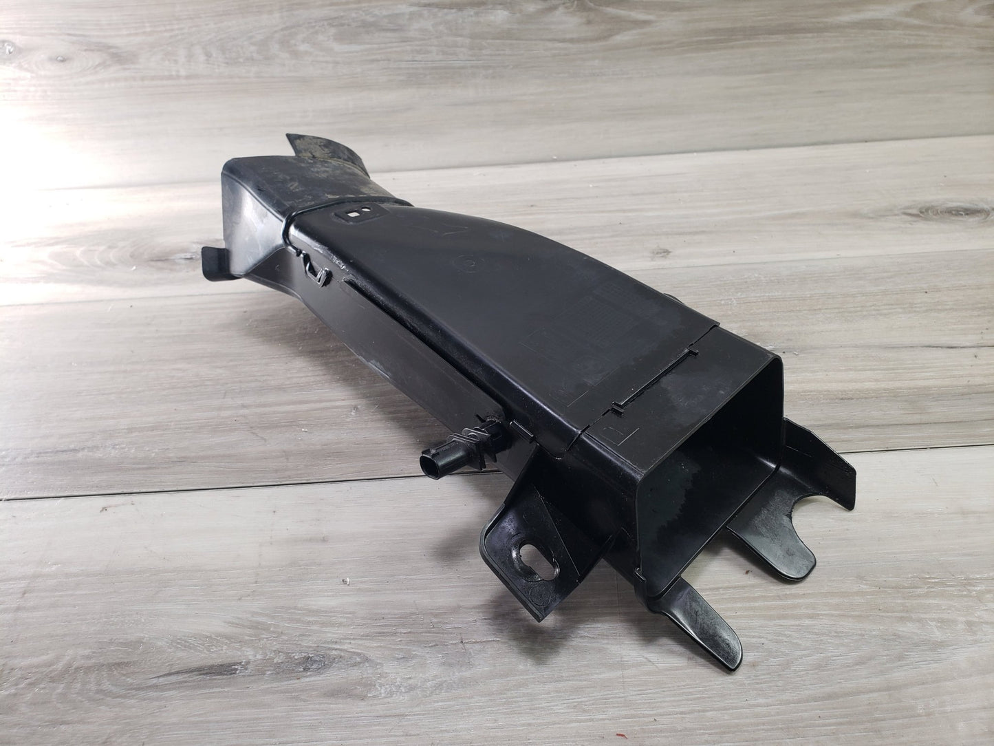 09-18 OEM BMW F06 F12 F13 650i Front Right Passeneger Side Air Brake Duct Guide