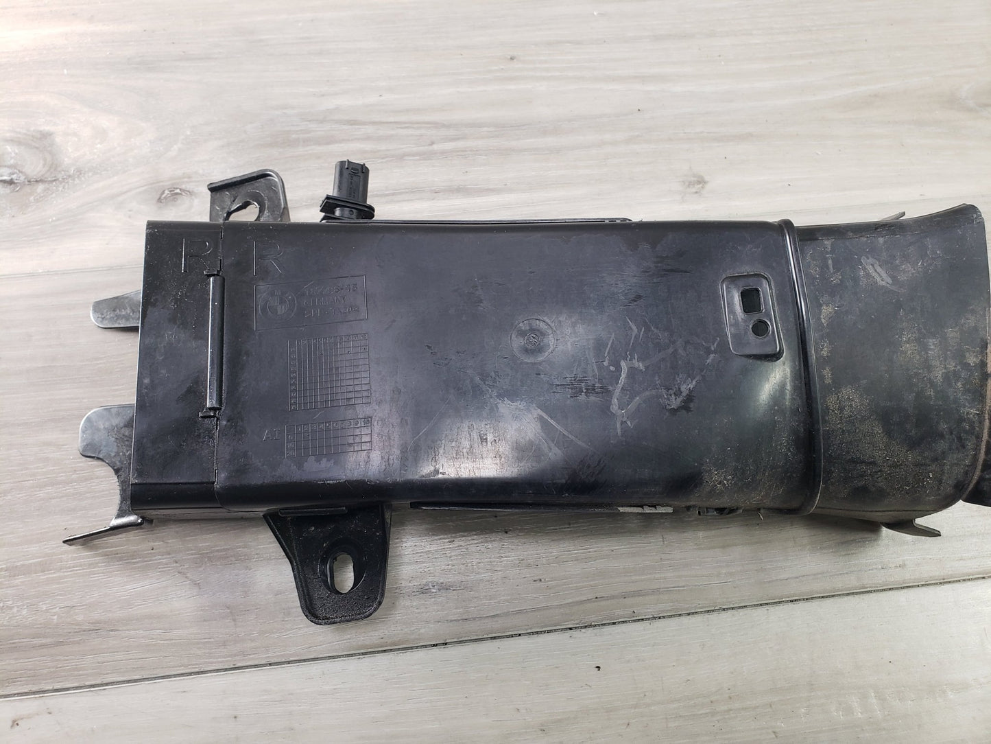 09-18 OEM BMW F06 F12 F13 650i Front Right Passeneger Side Air Brake Duct Guide