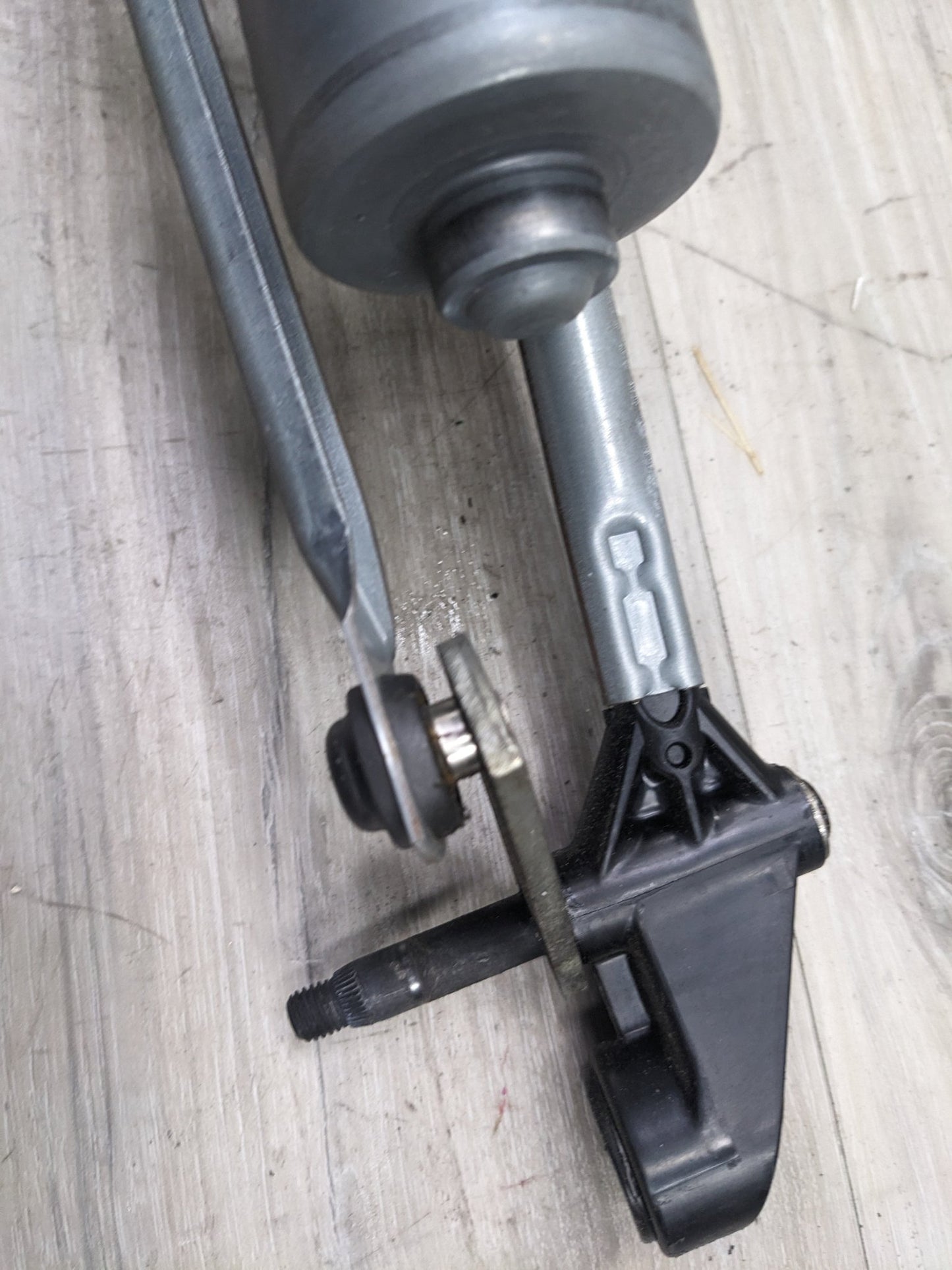 09-16 OEM BMW Z4 E89 Front Windshield Wiper Linkage W Motor