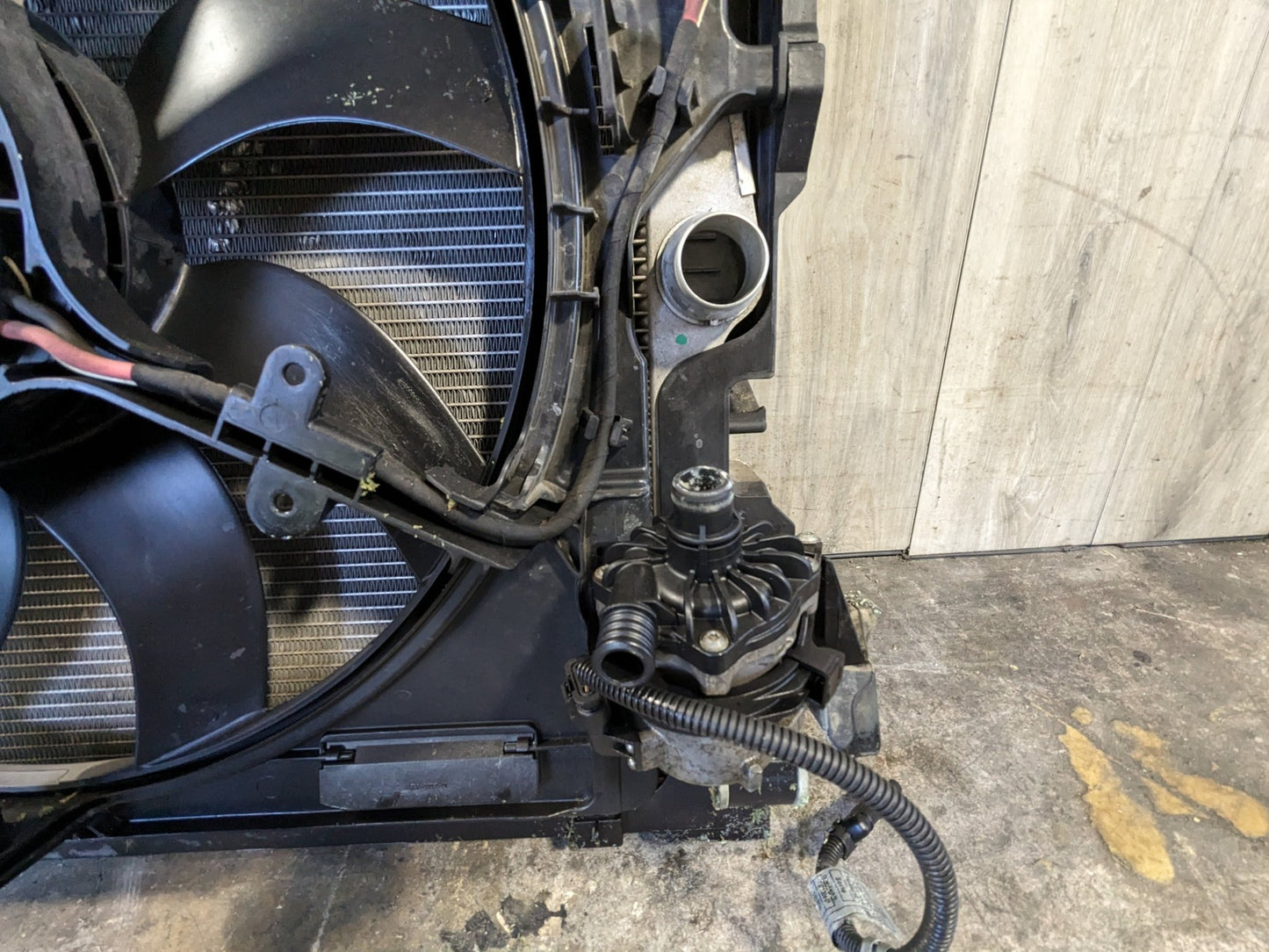 14-19 BMW F85 F86 X5M X6M S63R Engine Main Radiator Cooling ASSEMBLY w/ Fan