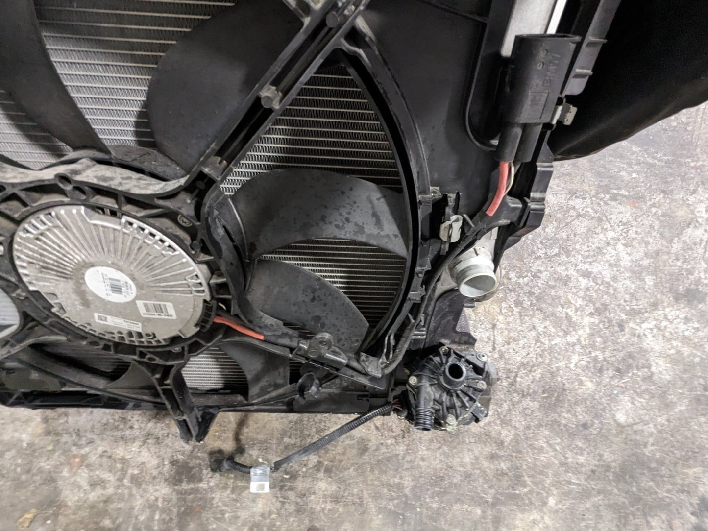 14-19 BMW F85 F86 X5M X6M S63R Engine Main Radiator Cooling ASSEMBLY w/ Fan