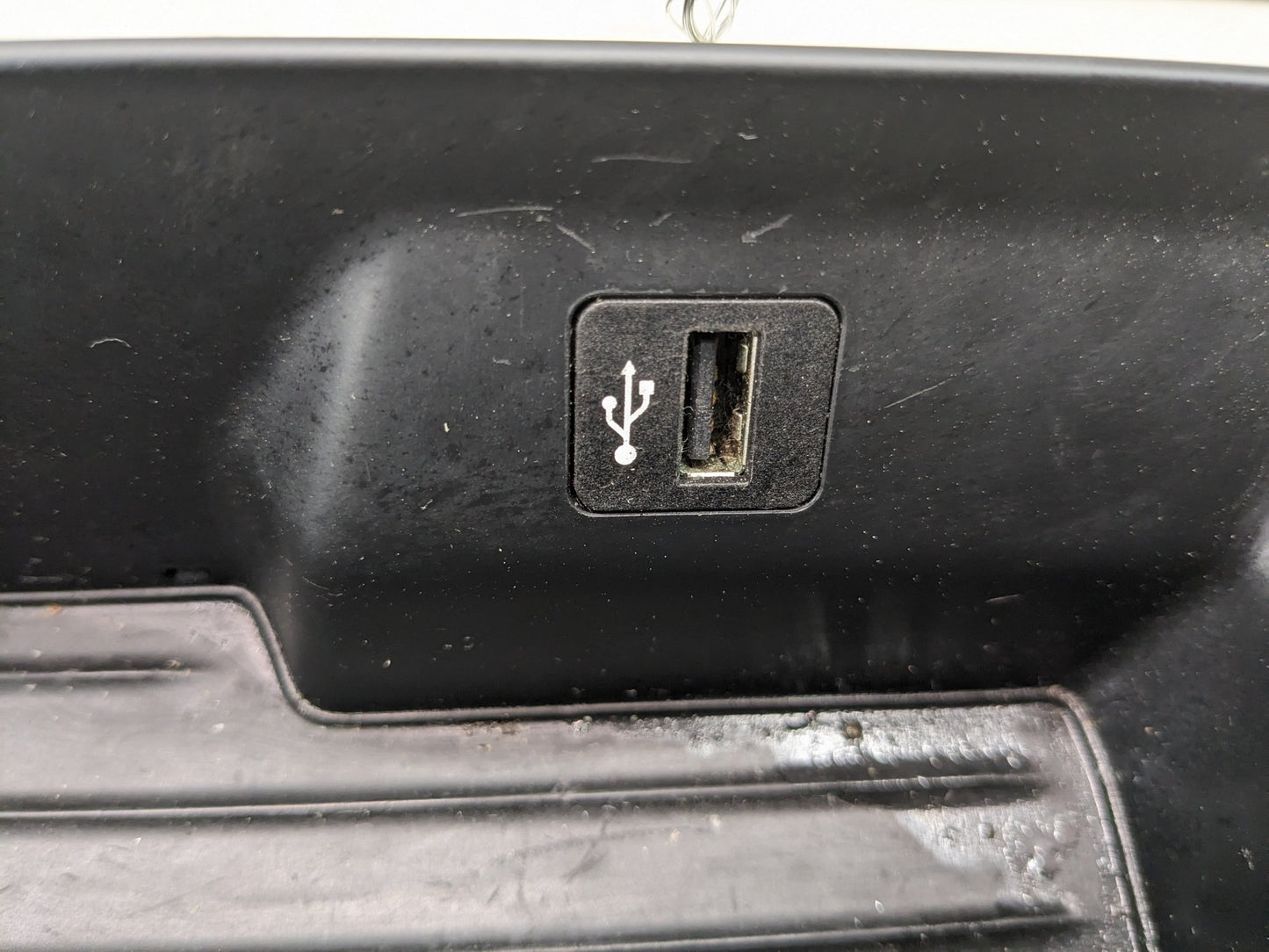 16-19 OEM BMW G11 G12 740 750 Center Console Cup Holder USB Charging Port