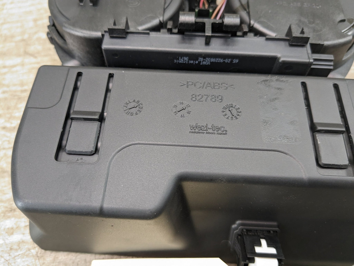 16-19 OEM BMW G11 G12 740 750 Center Console Cup Holder USB Charging Port
