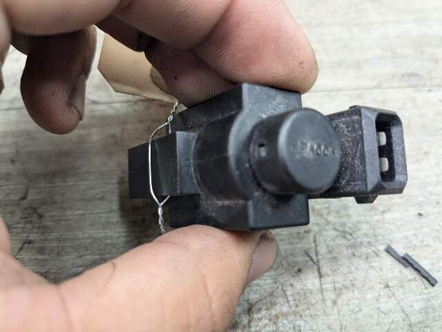 OEM BMW E82 E88 E90 F30 F32 F36 Engine Exhaust Vacuum Valve Solenoid