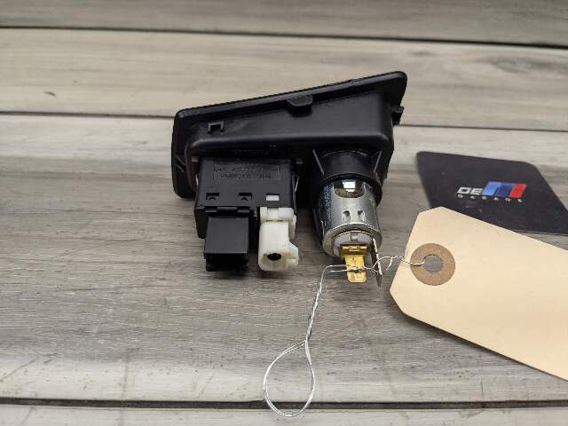 07-16 BMW OEM E88 E90 E92 E93 F10 F13 F06 F01 F02 Audio Input Socket USB / AUX