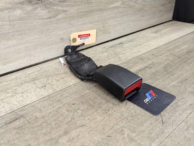 OEM BMW F90 M5 G30 530 540 M550 Rear Center Middle Seatbelt Seat Belt Buckle