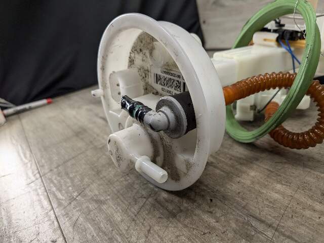 11-19 OEM BMW E70 E71 F15 F16 X5 X6 Engine Tank Mount Fuel Pump w/ Level Sensor