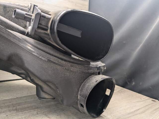 16-19 OEM BMW G30 G11 G12 M550 750 AWD AirBox Filter Cleaner Intake Muffler N63R