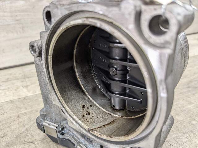 10-19 BMW F10 F12 F13 F01 F02 F15 S63 Intake Manifold Throttle Housing Assembly