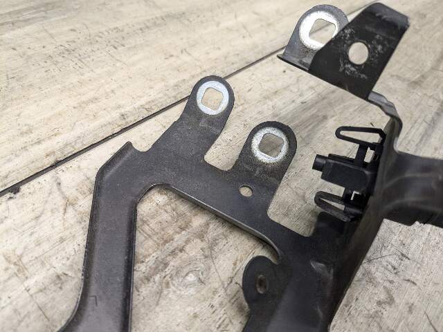 11-16 OEM BMW F10 535 550 Front Left Driver Side Fender Bracket Wing Holder SET