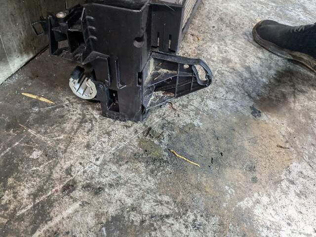 10-13 BMW E70 E71 X5M X6M S63 Engine Main Radiators Cooling ASSEMBLY w/ Fan