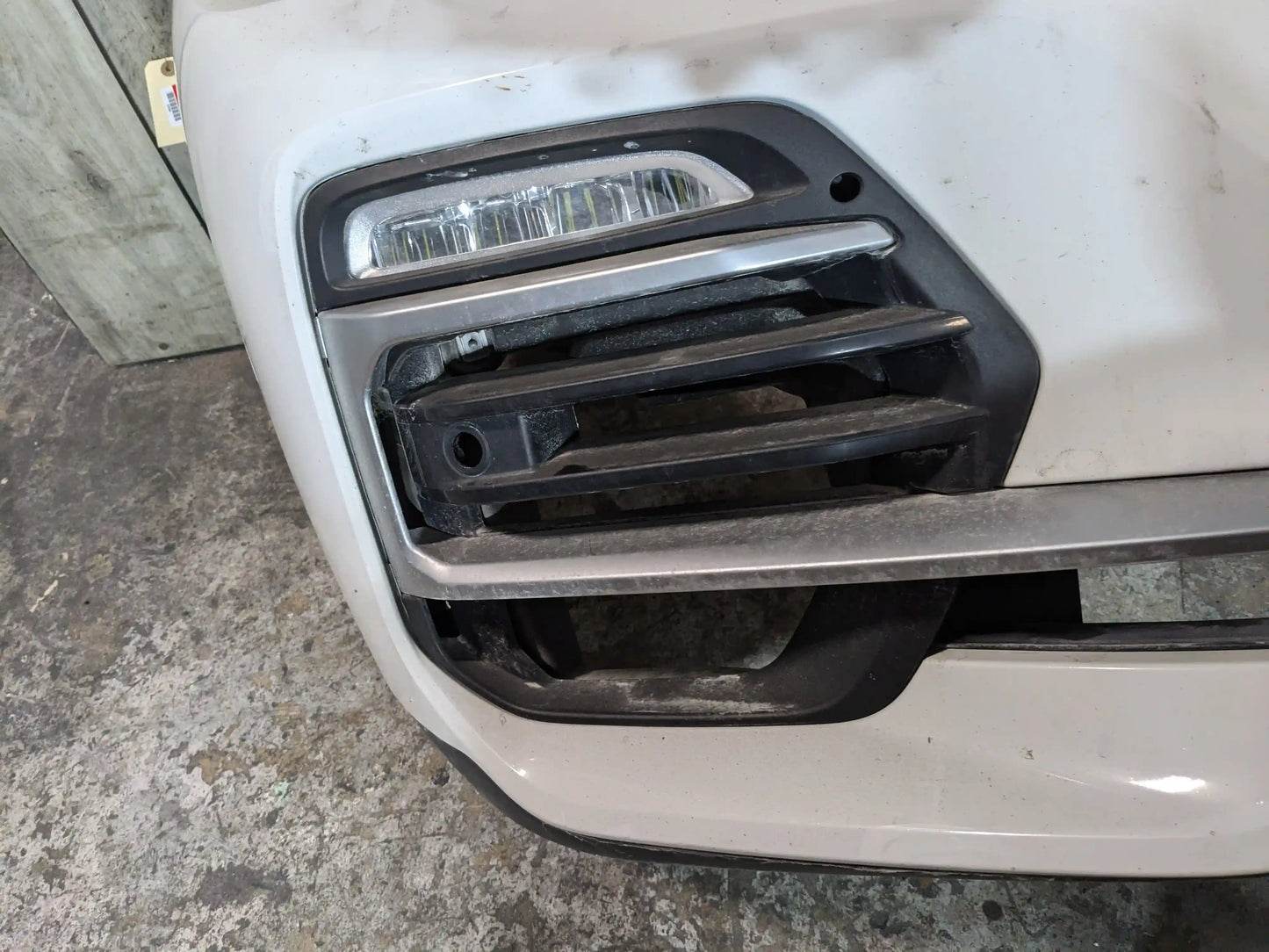 19-23 OEM BMW G05 X5 Front Bumper Cover w/ Griiles & Lower Lights White 300