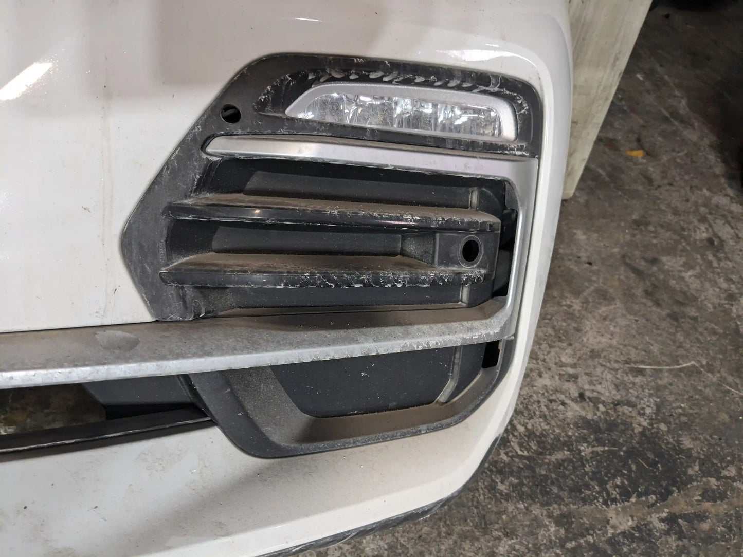 19-23 OEM BMW G05 X5 Front Bumper Cover w/ Griiles & Lower Lights White 300