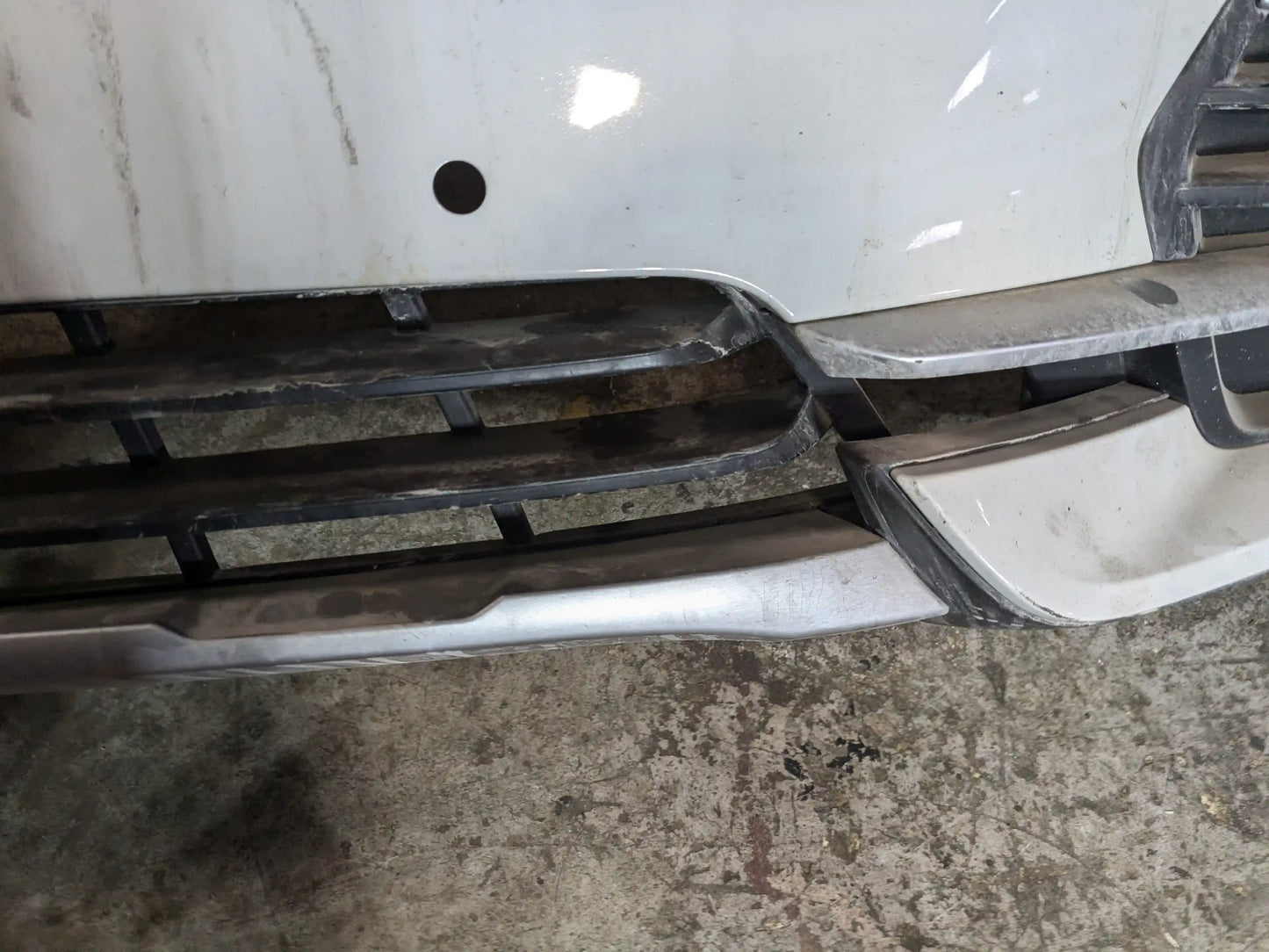 19-23 OEM BMW G05 X5 Front Bumper Cover w/ Griiles & Lower Lights White 300