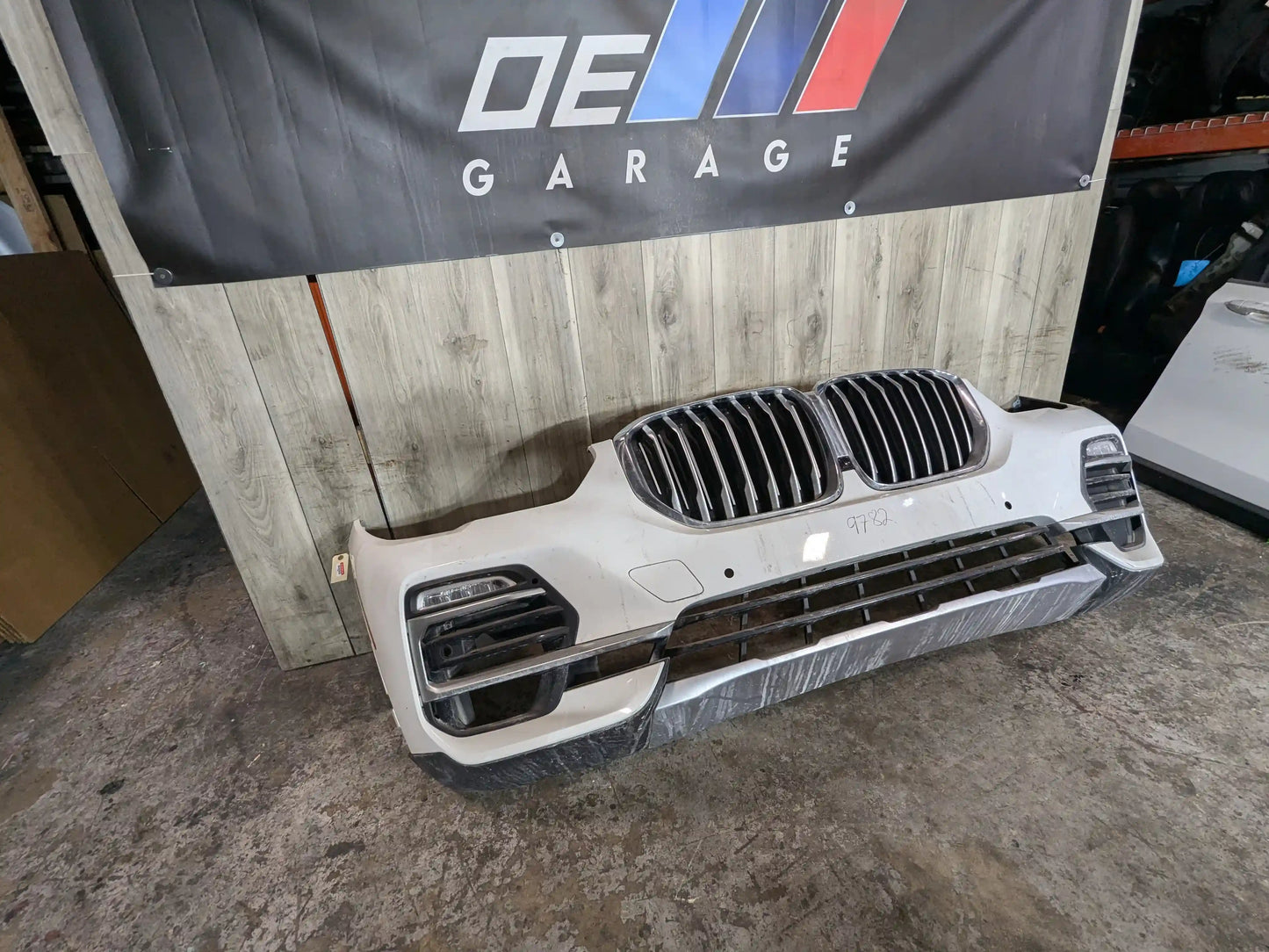 19-23 OEM BMW G05 X5 Front Bumper Cover w/ Griiles & Lower Lights White 300