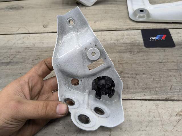 19-23 OEM BMW G05 X5 Front Right Passenger Side Fender Holder Bracket SET