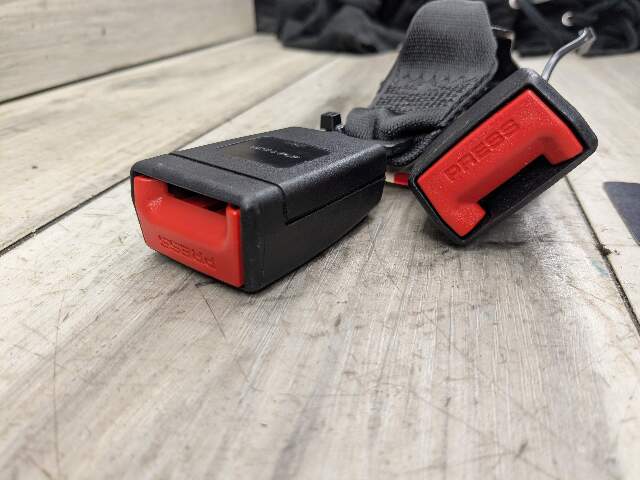 OEM BMW G01 G02 F97 F98 X3M REAR Right Passenger Side SeatBelt Seat Belt Buckle