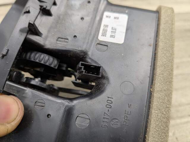 07-13 OEM BMW E92 328 335 Coupe Interior Central Console Rear Vent