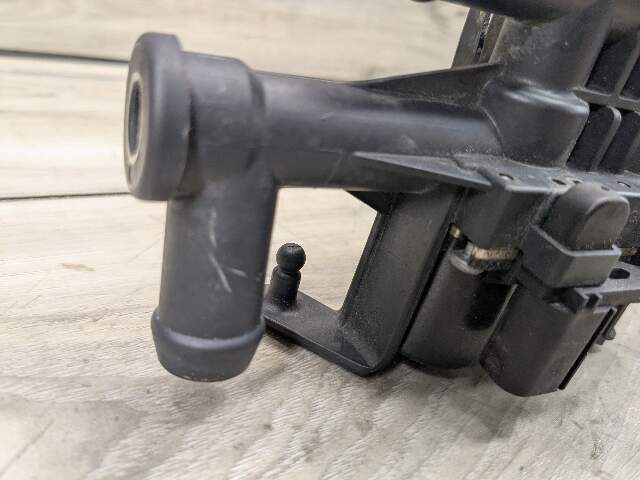 OEM BMW F01 F02 F06 F07 F10 F12 F13 M5 M6 Engine Water Heater Control Valve Pump