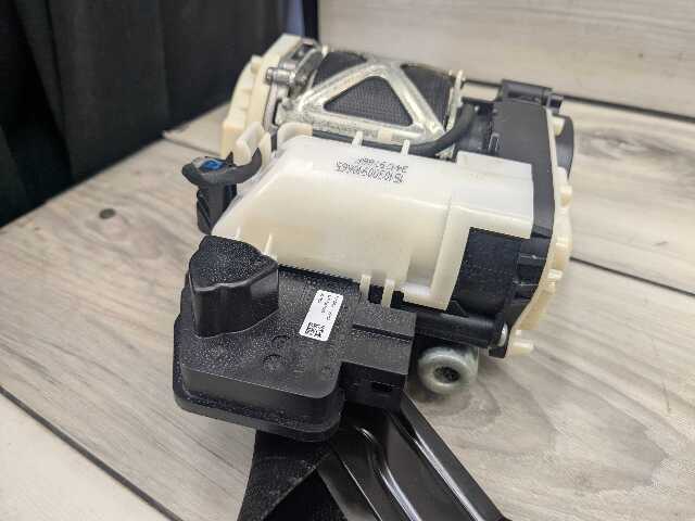 OEM BMW G11 G12 740 750 M760 Front Right Passenger Seat Belt Retractor Black