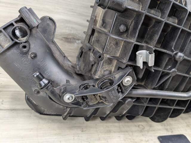 OEM BMW F22 F30 F32 F33 F36 G20 G30 Engine B46 Intake Manifold w/o Throttle