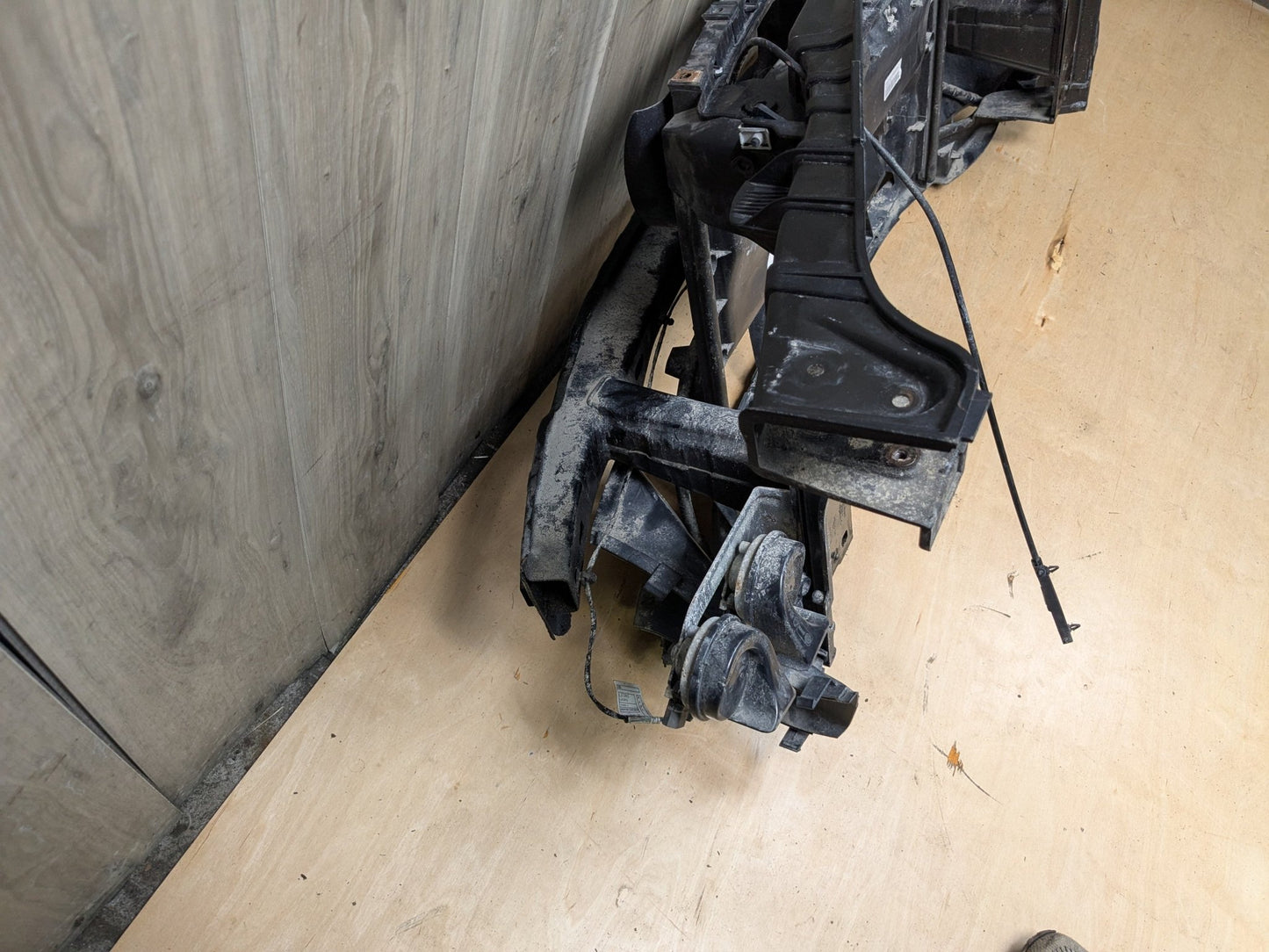 08-13 OEM BMW E82 E88 128 135 Front Radiator Support Frame Reinforce Clip Panel