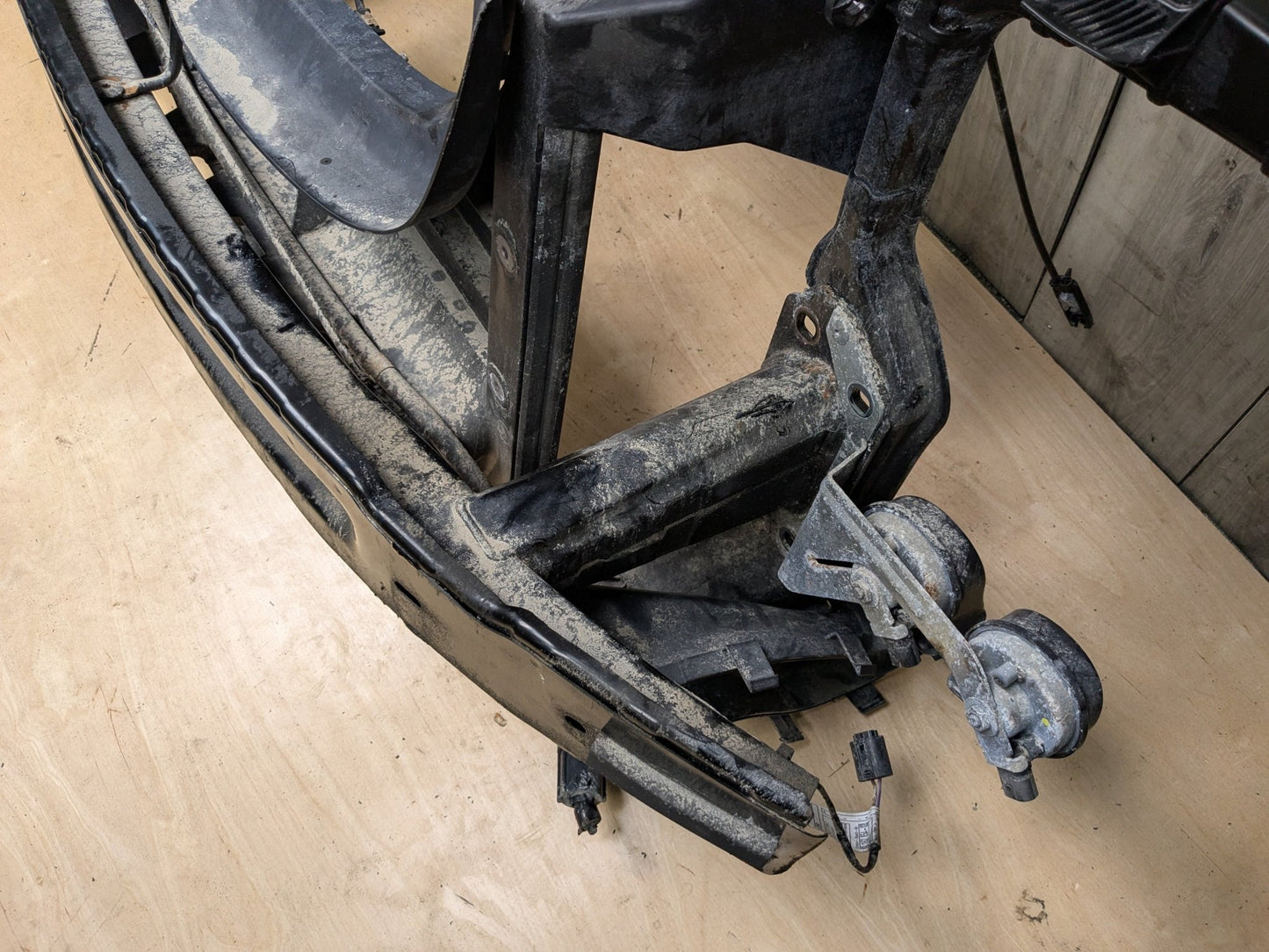 08-13 OEM BMW E82 E88 128 135 Front Radiator Support Frame Reinforce Clip Panel