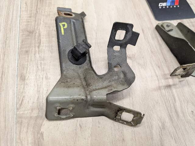 12-20 OEM BMW F30 F32 F36 Front Right Passenger Fender Wing Holder Bracket SET