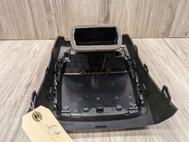 *22-25 OEM BMW G42 G87 230 M240 M2 Rear Center Console Air Vent Assembly