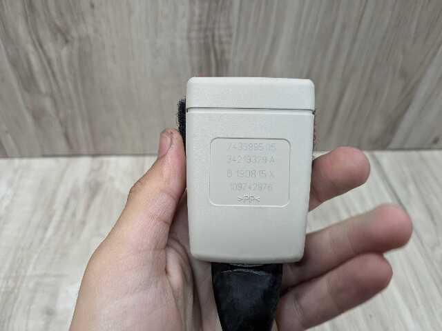 OEM BMW G11 G12 G30 G32 Front Right or Left Seatbelt Seat Belt Buckle BEIGE