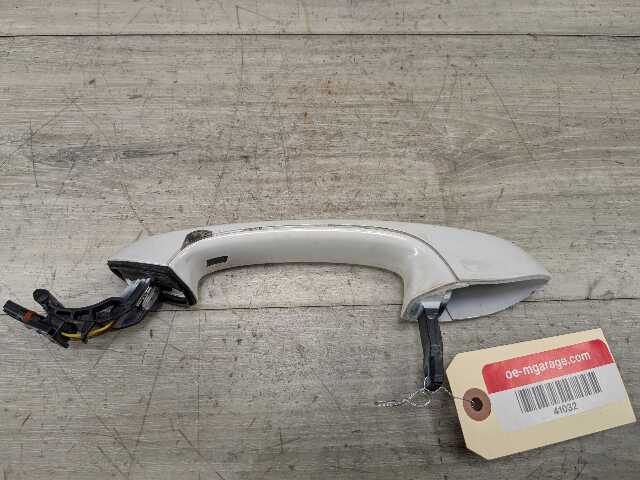 OEM BMW F90 G30 530 540 M550 FRONT Left Driver Door Handle COMFORT ACCESS White