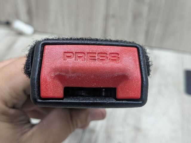 OEM BMW F90 G11 G12 G30 530 540 M550 750 M5 Front Left or Right Seatbelt Buckle