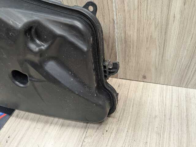 OEM BMW G12 G30 540 M550 750 M760 Windshield Wiper Washer Reservoir Tank Pump