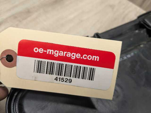 OEM BMW G12 G30 540 M550 750 M760 Windshield Wiper Washer Reservoir Tank Pump