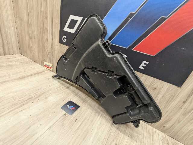 OEM BMW G12 G30 540 M550 750 M760 Windshield Wiper Washer Reservoir Tank Pump