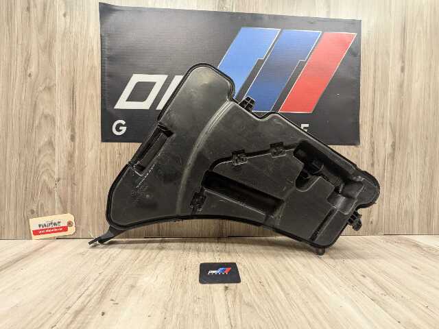 OEM BMW G12 G30 540 M550 750 M760 Windshield Wiper Washer Reservoir Tank Pump