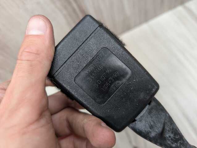 OEM BMW F90 G11 G12 G30 530 540 M550 750 M5 Front Left or Right Seatbelt Buckle