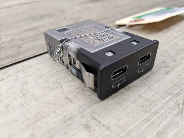 OEM BMW F48 F97 G01 G12 G20 G26 G30 USB Type C Socket Charger Port Connector