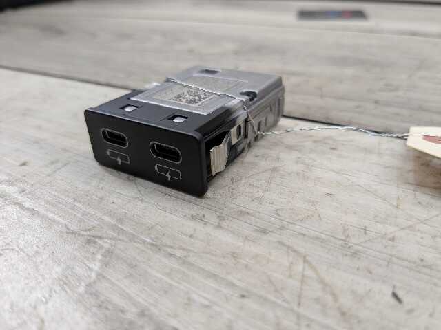 OEM BMW F48 F97 G01 G12 G20 G26 G30 USB Type C Socket Charger Port Connector