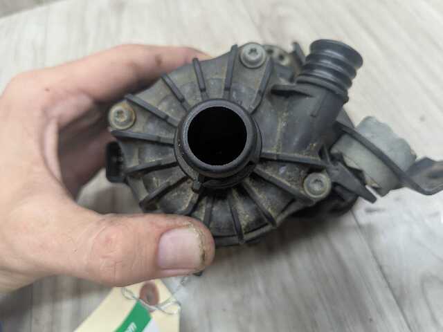 08-14 OEM BMW E70 X5M X6M Engine S63 Auxiliary Coolant Water Pump