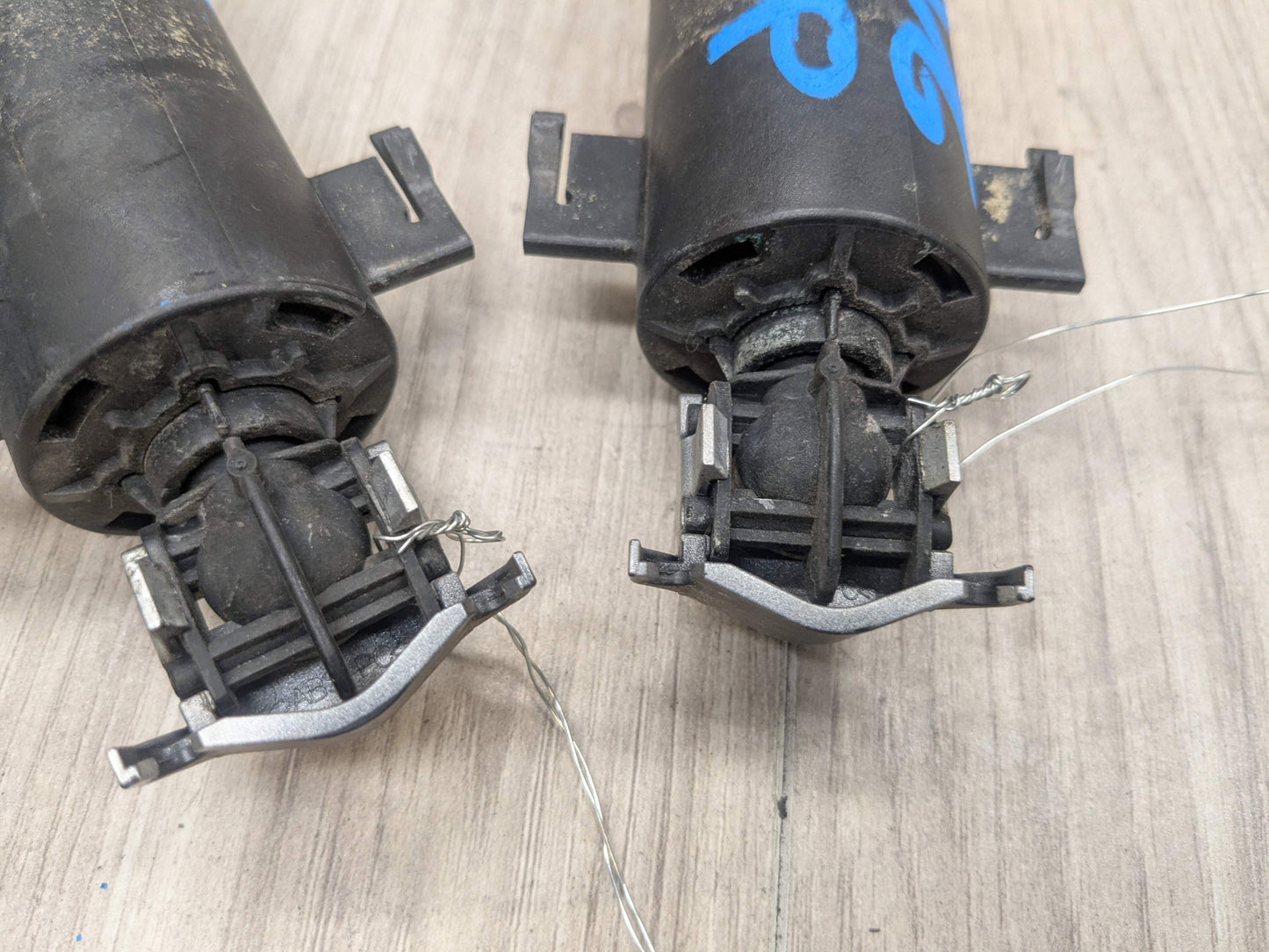 OEM BMW E90 E92 E93 328 335 Front Headlight Washer Spray Nozzle Jet Pair