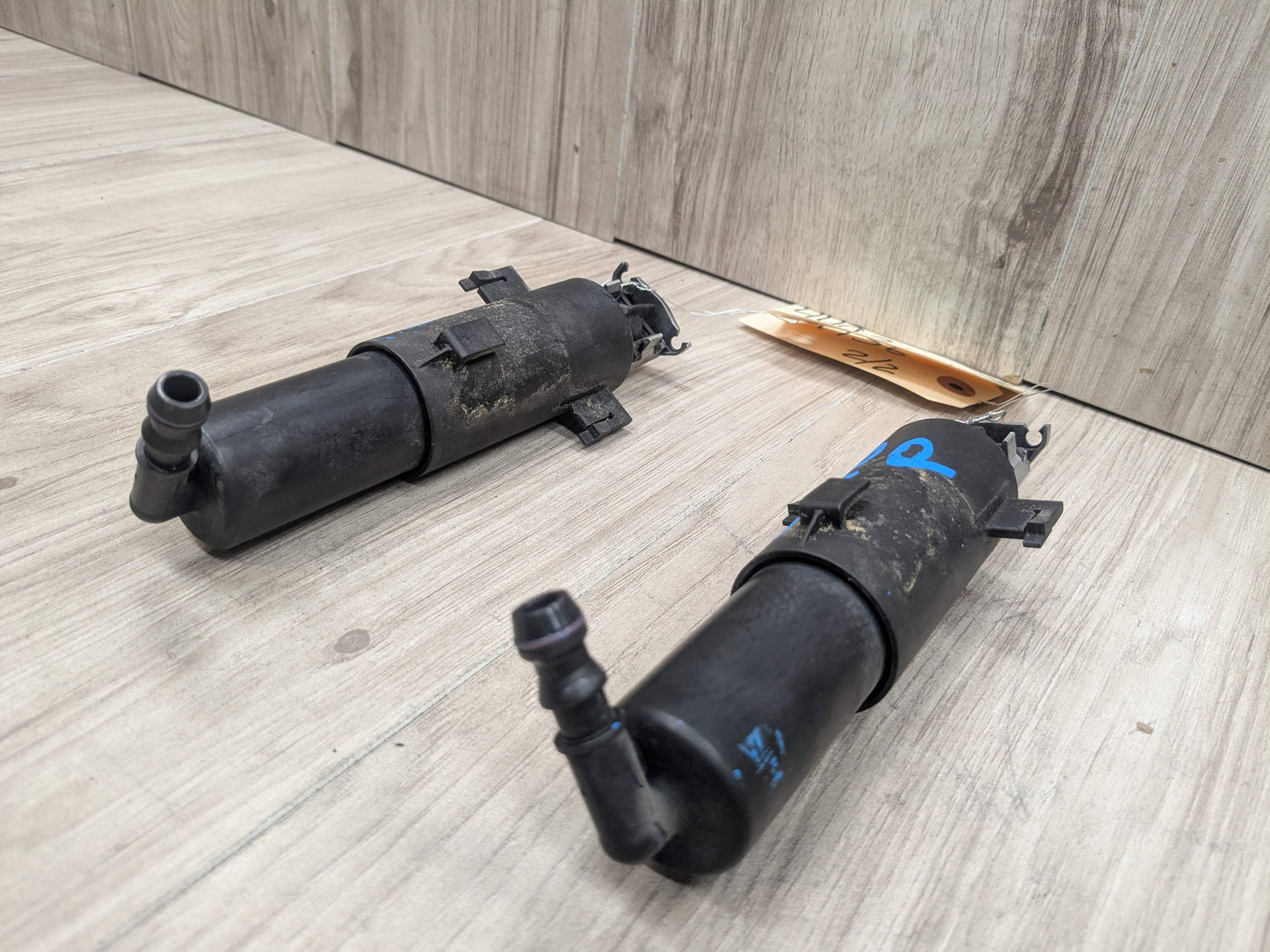 OEM BMW E90 E92 E93 328 335 Front Headlight Washer Spray Nozzle Jet Pair