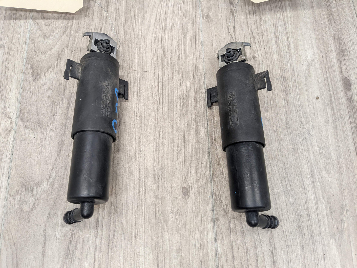 OEM BMW E90 E92 E93 328 335 Front Headlight Washer Spray Nozzle Jet Pair