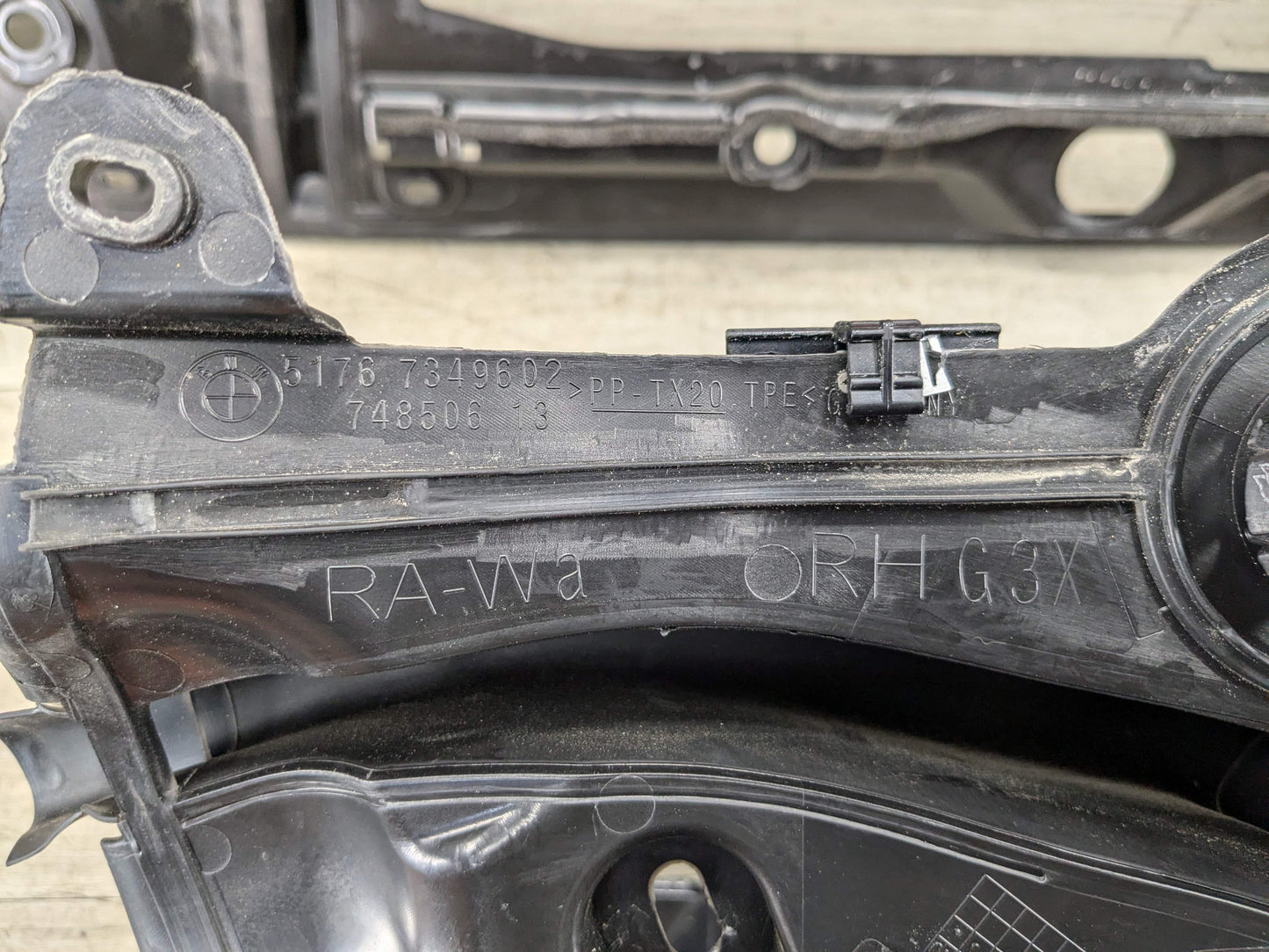 OEM BMW F90 M5 G30 530 540 M550 Front Right Engine Support Sealing Cover Trim