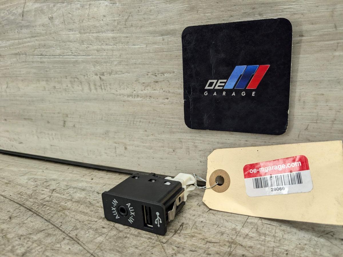 11-19 OEM BMW F15 F25 X1 X3 X4 X5 X6 AUX Auxiliary Audio + USB Charging Port