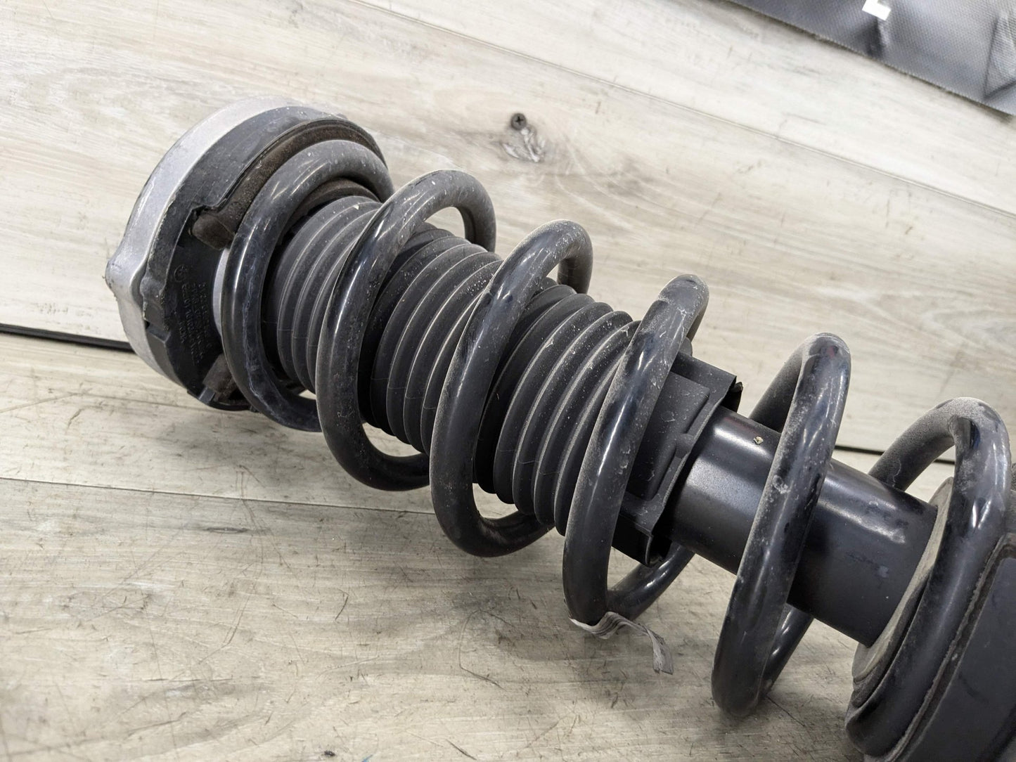 2021 BMW 540i G30 Rear Right Passenger Spring Strut Shock Absorber 6896010 21-23 OEM BMW G30 540 REAR Right Passenger Side Strut Shock Absorber w/ Spring